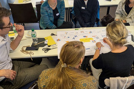 Teilnehmende der regionalen Jahrestagung in Münster bei der gemeinsamen Arbeit in einem vertiefenden Workshop 