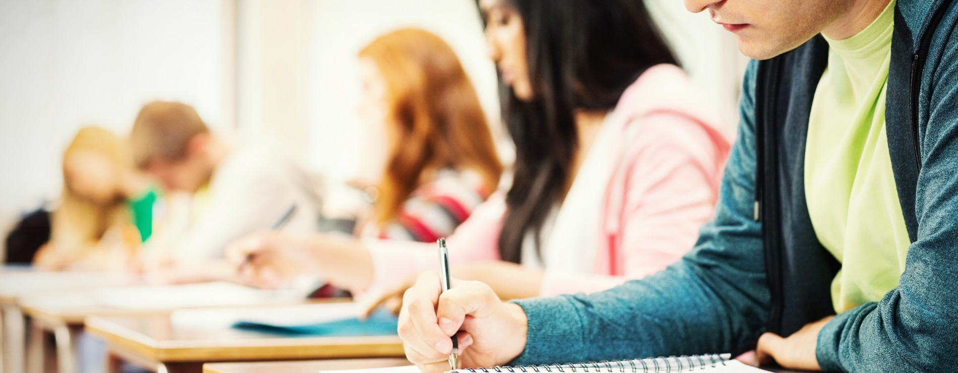 Jugendliche sitzen im Unterricht