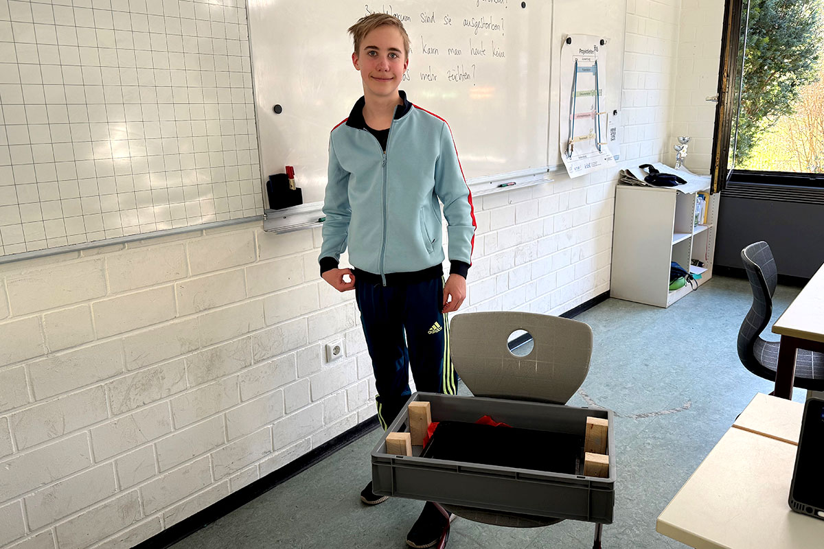 Junge vor einem Whiteboard