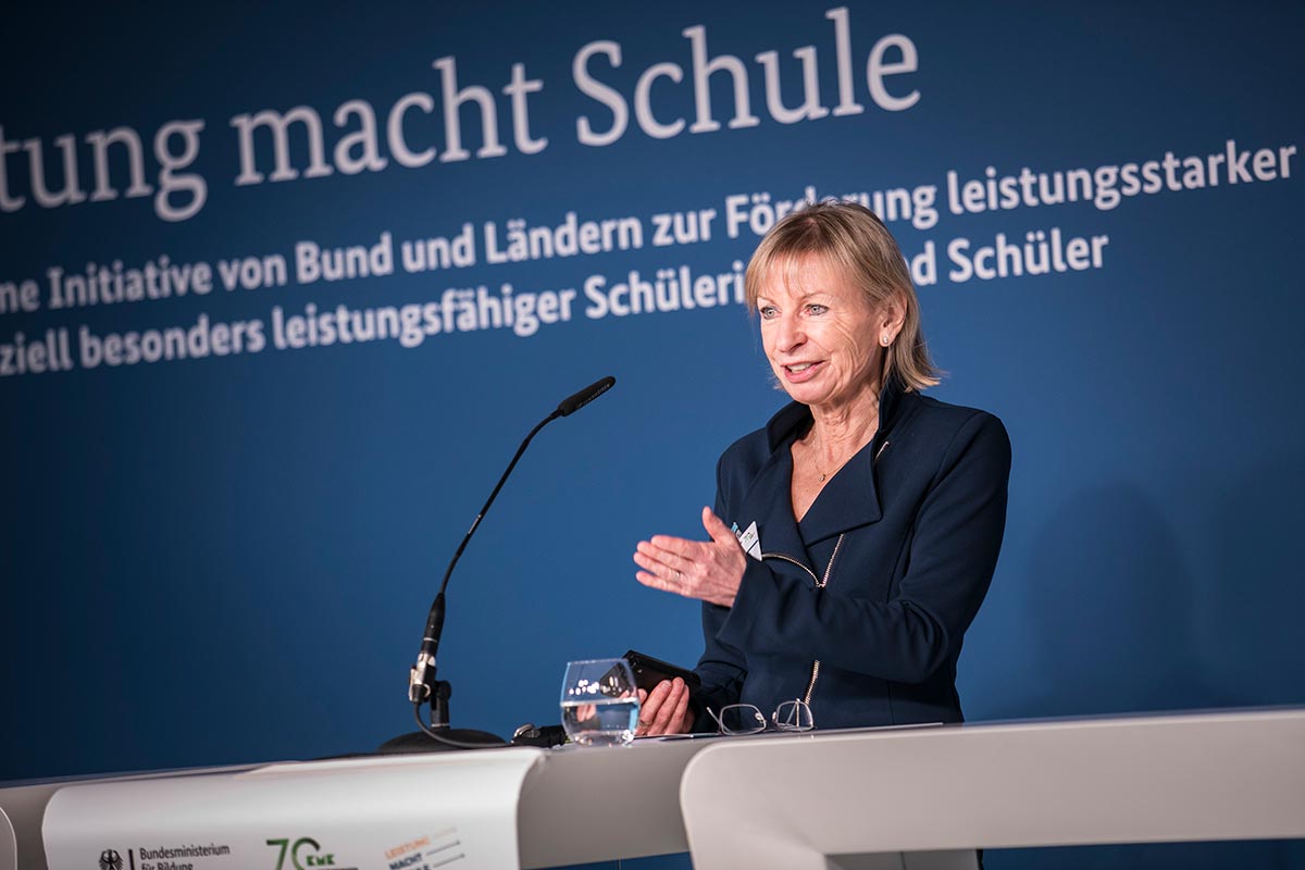 Prof. Weigand während eines Vortrages