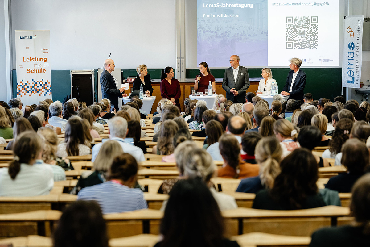 Veranstaltungsraum mit Menschen