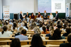 Veranstaltungsraum mit Menschen