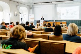 Prof. Hans Anand Pant trägt auf der Jahrestagung 2022 vor