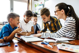 Schülerinnen und Schülber mit Lehrerin